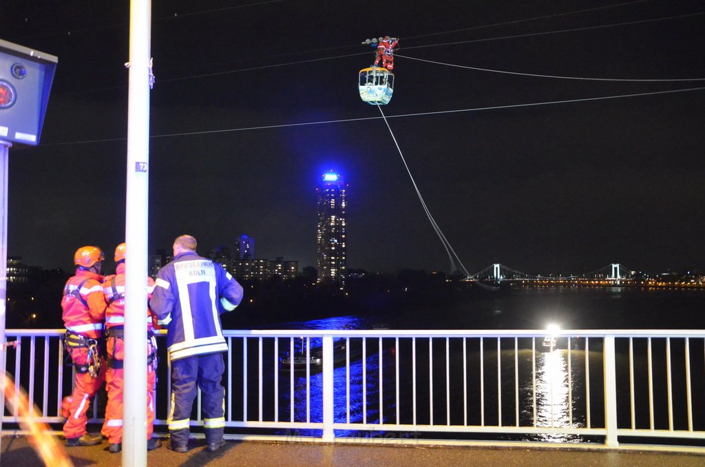 Einsatz BF Hoehenretter Koelner Seilbahn Hoehe Zoobruecke P2386.JPG